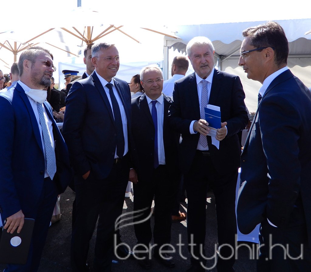 Átadták az M4-es autópálya Ártándig tartó szakaszát07